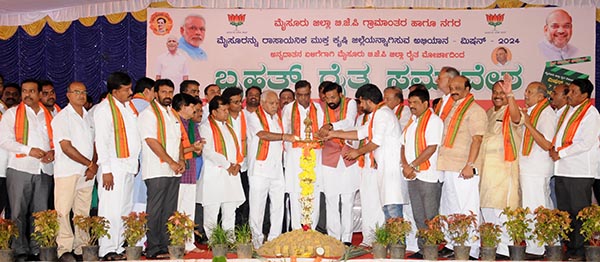 ಸಿದ್ದರಾಮಯ್ಯ ಕಮಿಷನ್ ಏಜೆಂಟ್ ರೀತಿ ವರ್ತಿಸುತ್ತಿದ್ದಾರೆ: ಯಡಿಯೂರಪ್ಪ